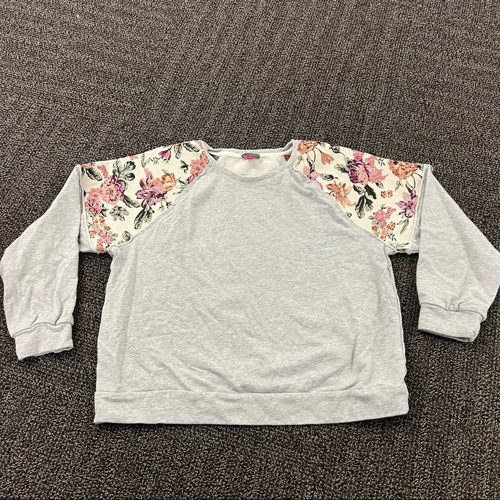 Vince Camuto vintage print crewneck